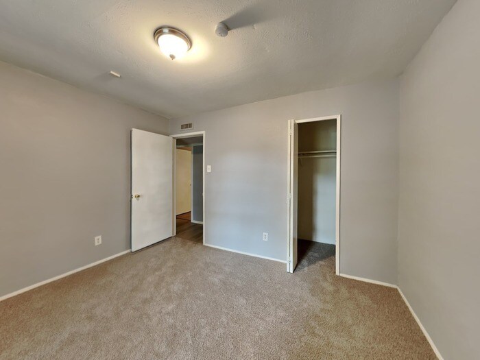 Building Photo - 2706 Santa Anna Dr