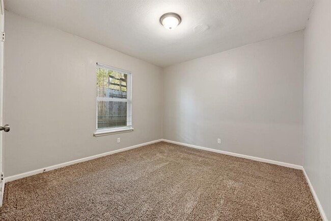 Building Photo - 2303 Metcalfe Rd