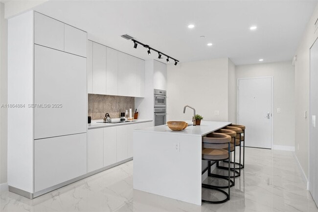 Building Photo - 700 NE 24th St