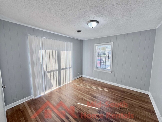 Building Photo - 2054 Benford St