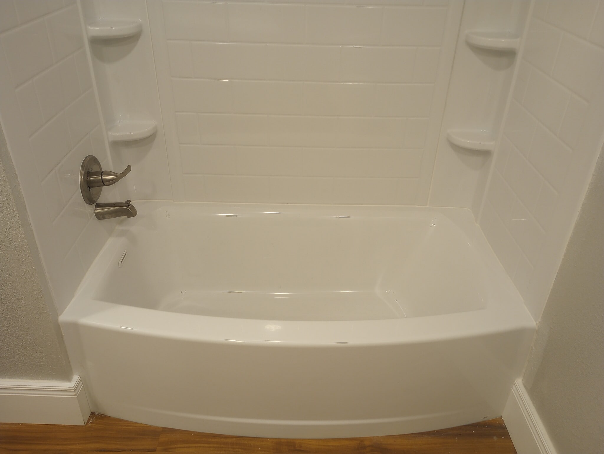 Bathtub/shower - 1405 Kay St