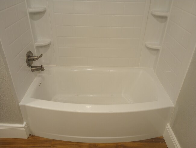Bathtub/shower - 1405 Kay St