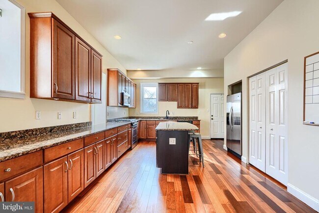 Building Photo - 2200 Brookfield Ave