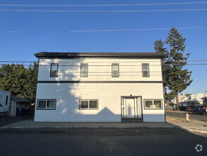 Building Photo - 3 bed 1 bath apartment near the Garland Di...
