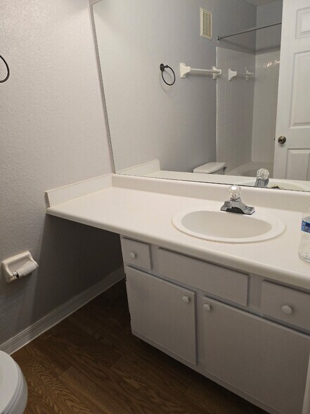 Building Photo - 4240 Summer Landing Dr