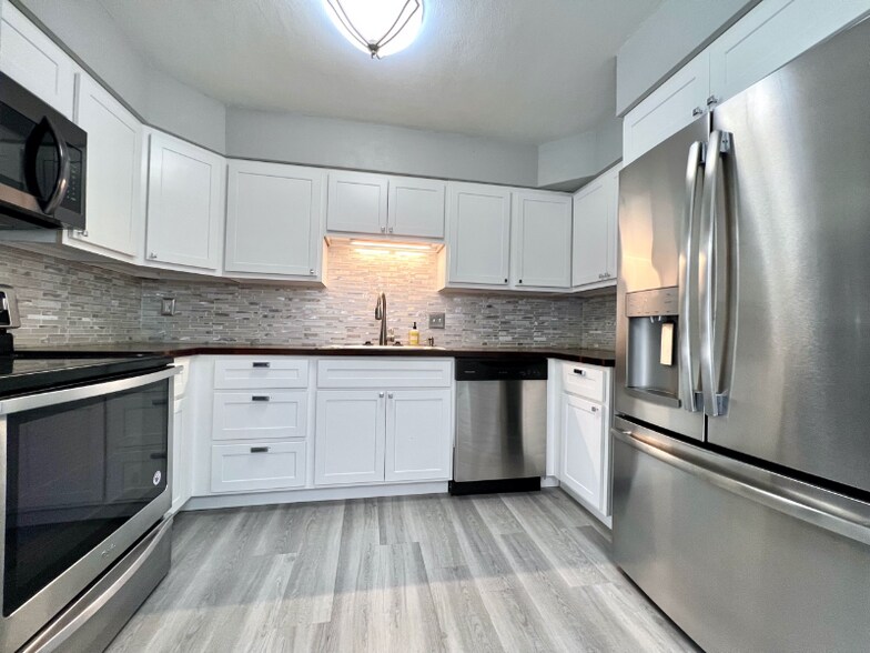 Building Photo - 210 E Madison St