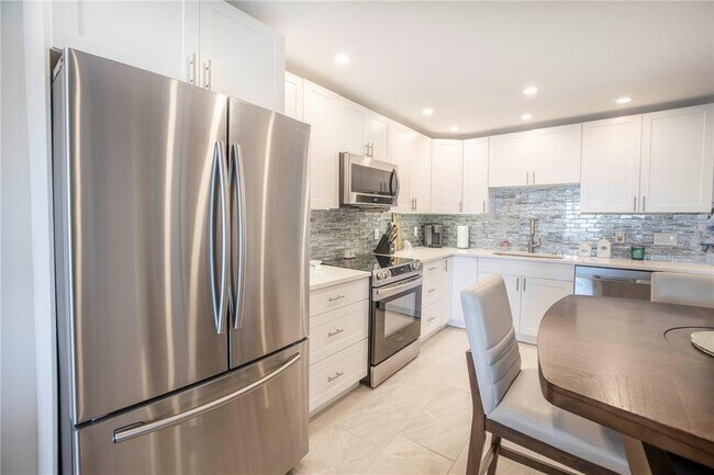Building Photo - 7300 Sun Island Dr S