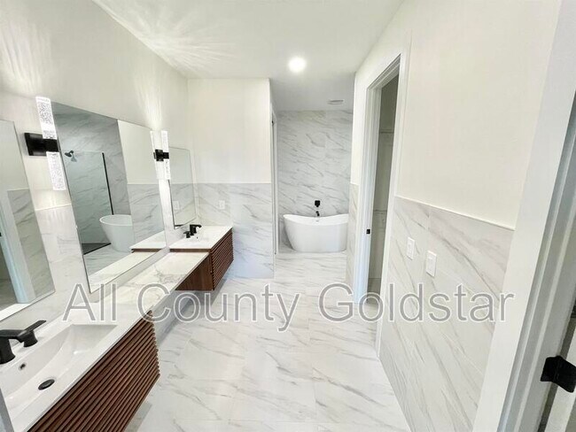 Building Photo - 31 Pine Valley Pl