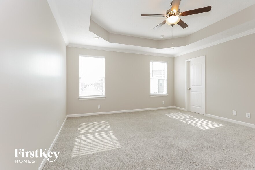 Building Photo - 2230 Oak Dr