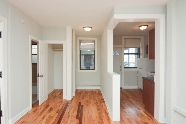 Building Photo - 4420 N Wolcott Ave