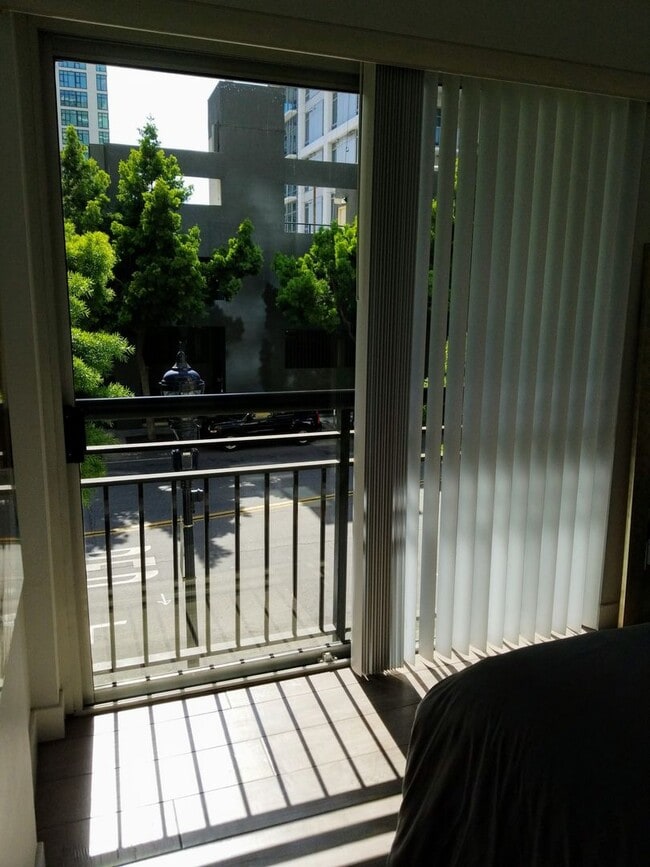 Building Photo - Little Italy 2bed Townhouse, Wait, how cut...