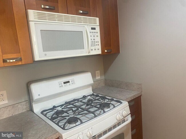 Building Photo - 5750 Bou Ave