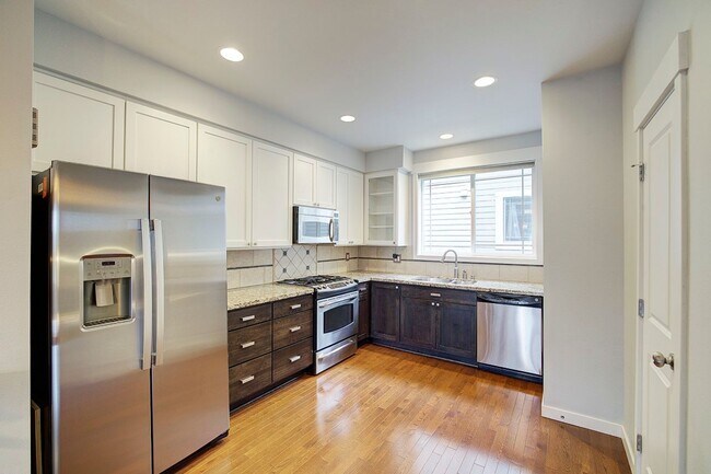 Building Photo - 2Bd/2.5Ba Seattle Townhouse