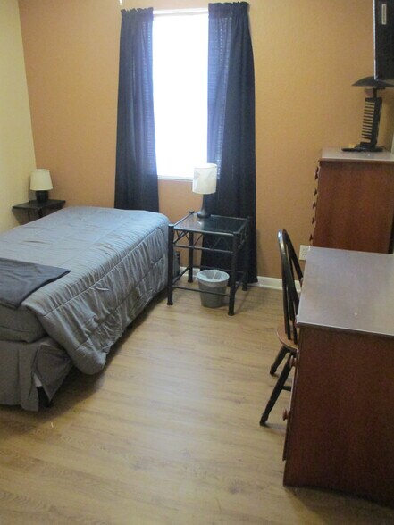 Building Photo - 702 Hughlett Ave