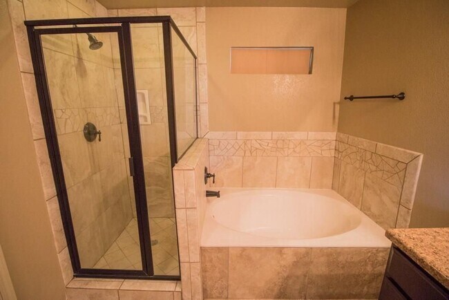 Building Photo - Amazing 3 bedroom 2 bath home in East El Paso!