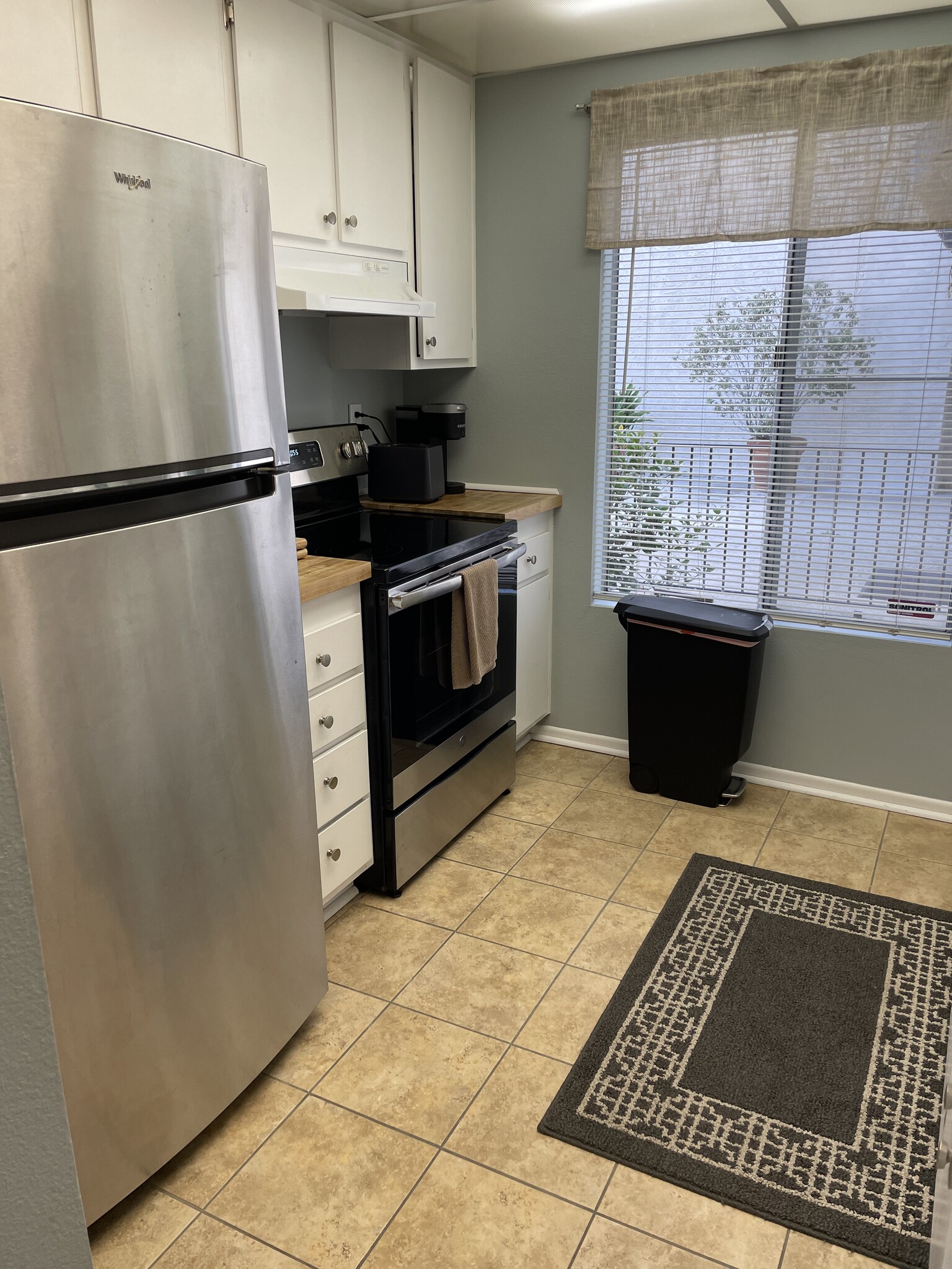 Fully equipped kitchen with microwave, toaster, coffee maker, blender...everything you need. - 4111 Summertime Ln