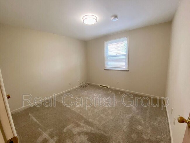Building Photo - 183 Sunshine Dr