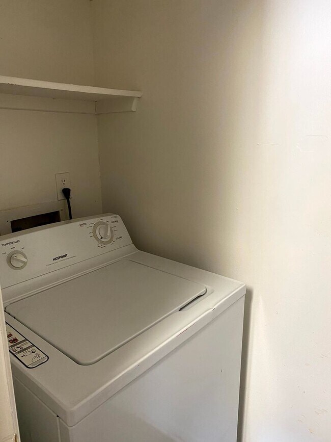 Building Photo - Cozy 2/2 Duplex Available for Prelease!