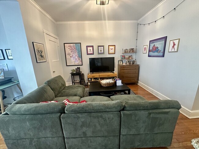 Building Photo - 1048 W Bryn Mawr Ave