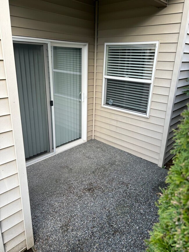 Building Photo - 3 Bed, 2 Bath Condo with in Cascade-Fairwood neighborhood of Renton, $2,925/month.