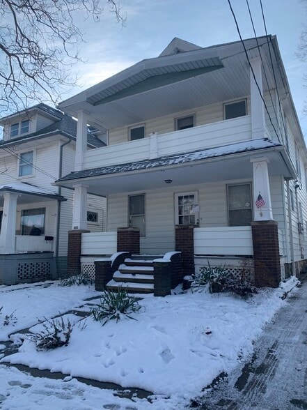 Up unit with a private front and back balcony - 4023 woburn ave