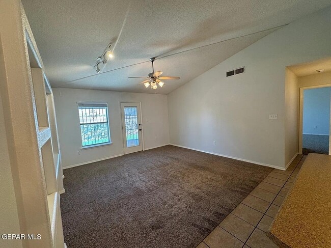 Building Photo - 10041 Paloma Dr