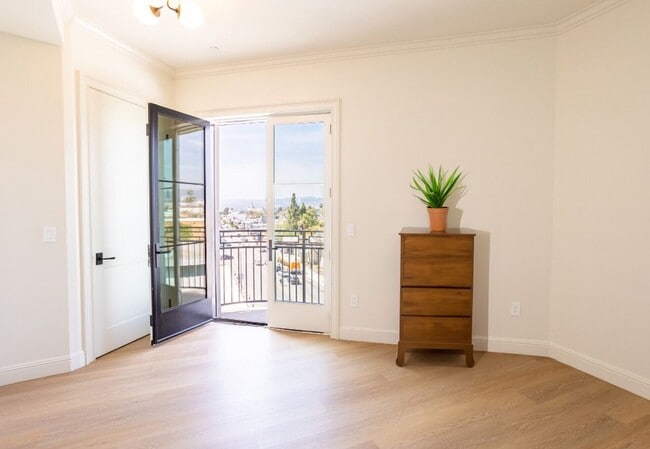 Building Photo - 5768 W 3rd St