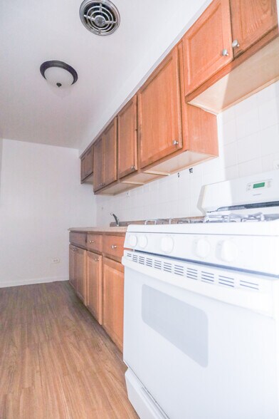 Primary Photo - 2835 N Cambridge Ave