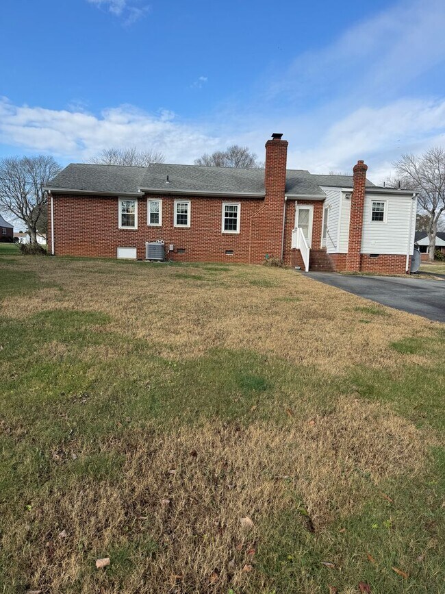 Building Photo - Well maintained 3 Bedroom/2 bath brick rancher in Mechanicsville with large backyard and two car ...