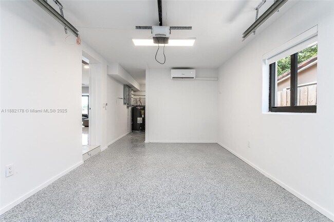 Building Photo - 21230 NE 25th Ct