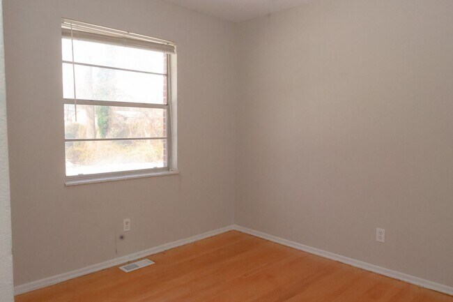 Building Photo - 833-835 Cole Blvd