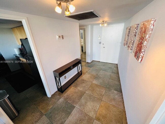 Building Photo - 900 Bay Dr