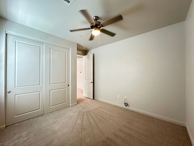 Building Photo - Summerlin West