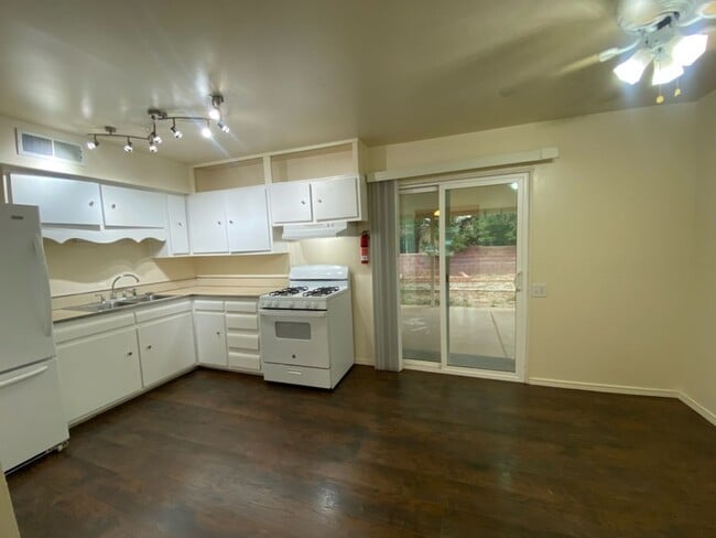 Building Photo - 3 Bed 2 Bath