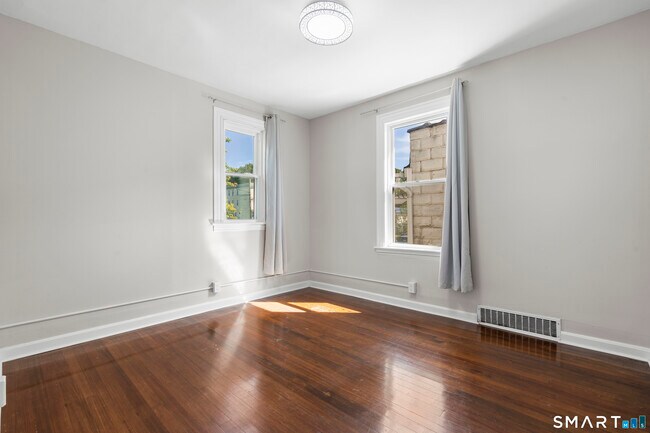 Building Photo - 254 Hollister St