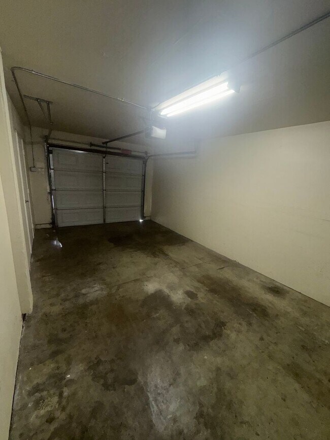 Building Photo - T St/2nd Ave