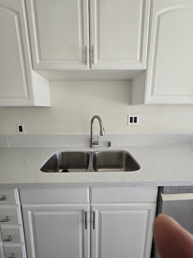 Building Photo - 300 Brookside Ln