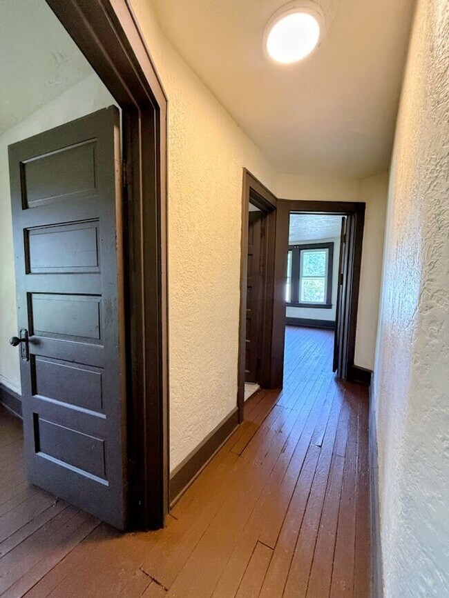 Building Photo - 2048 2nd St NE