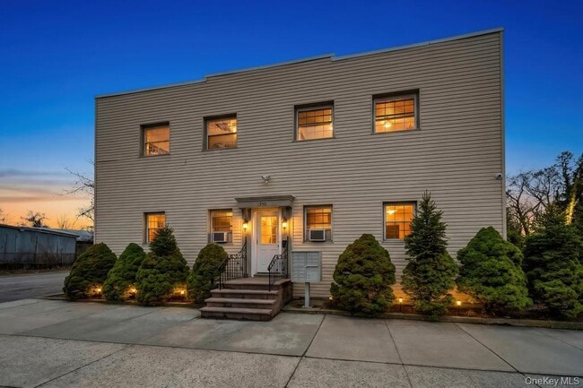 Building Photo - 1550 Montauk Hwy