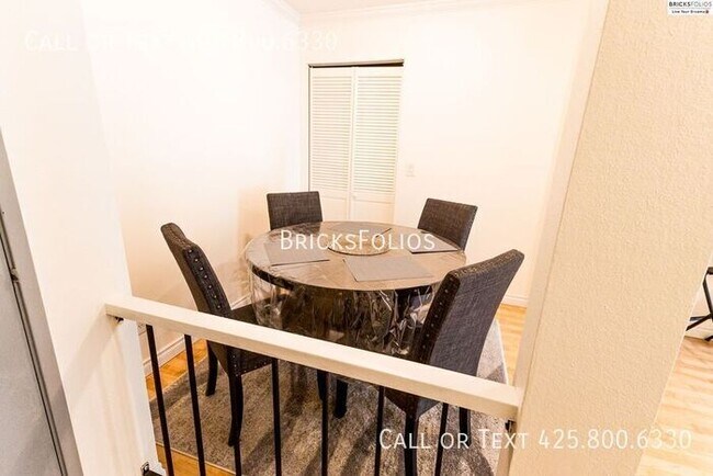 Building Photo - Prime Bellevue Condo, conveniently located...