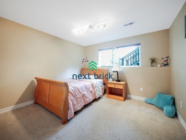 Building Photo - 3 bed + den and 3 Baths Private Single-fam...
