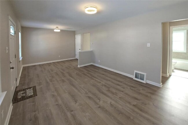 Building Photo - 190 St Luke Dr