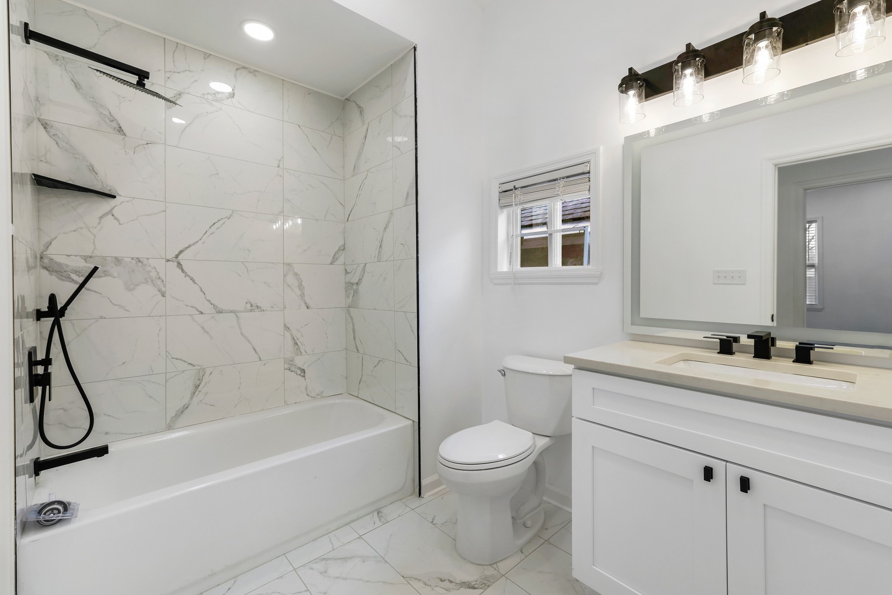 Building Photo - 711 W 44th St