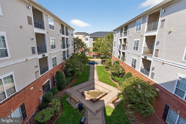 Building Photo - 4862 Eisenhower Ave