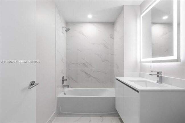 Building Photo - 700 NE 24th St