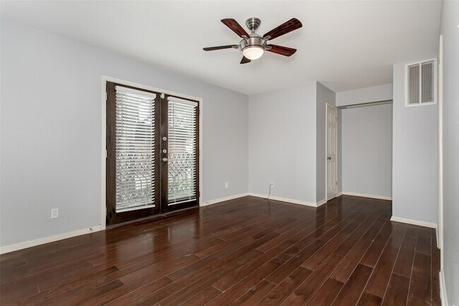 Building Photo - 10205 Regal Oaks Dr
