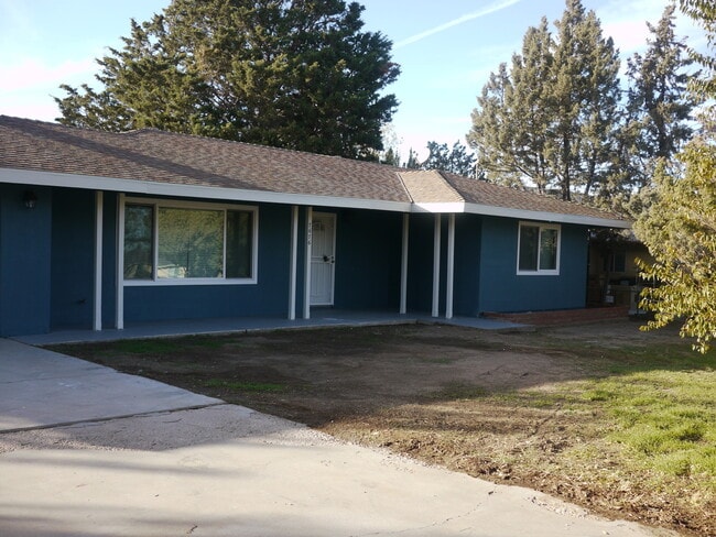 Building Photo - Charming 2-Bed, 1.5-Bath Home with 2-Car Garage in Hesperia, CA!