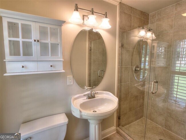 Building Photo - 5575 Lake Forrest Dr NW