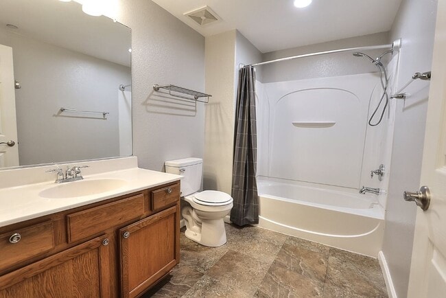 Building Photo - Beautiful Condo in Gated Community for Rent!