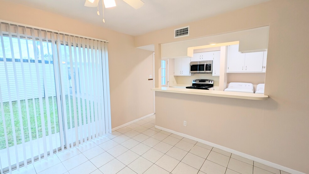 Large dining area just off the kitchen. - 813 Clubside Dr